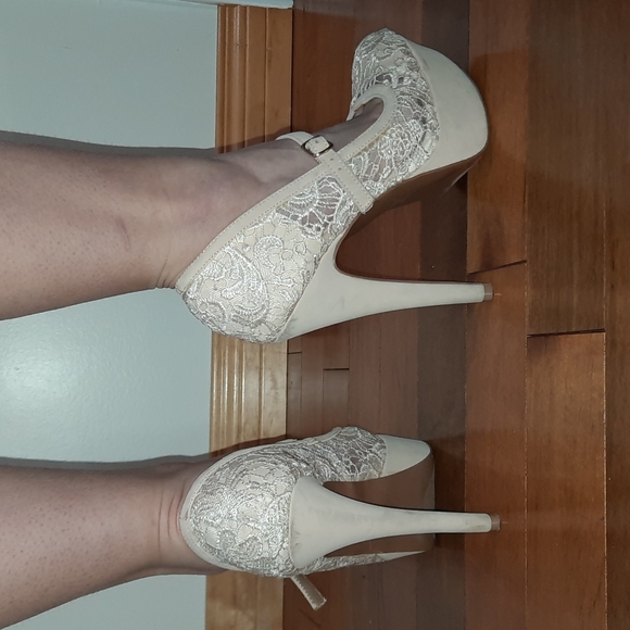 Lacy heels - Picture 2 of 2